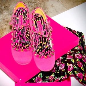 HOT PINK PATENT LEATHER WEDGE HEELS BY BETSEY JOHNSON